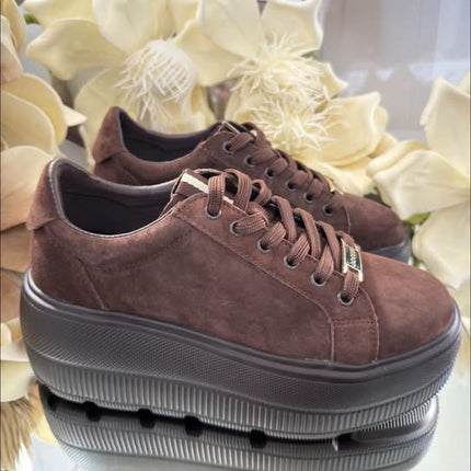 Czekoladowe sneakersy Good in