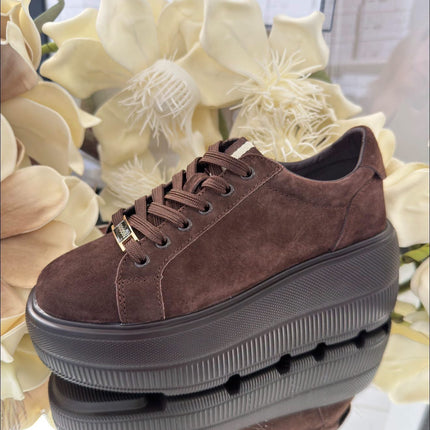 Czekoladowe sneakersy Good in