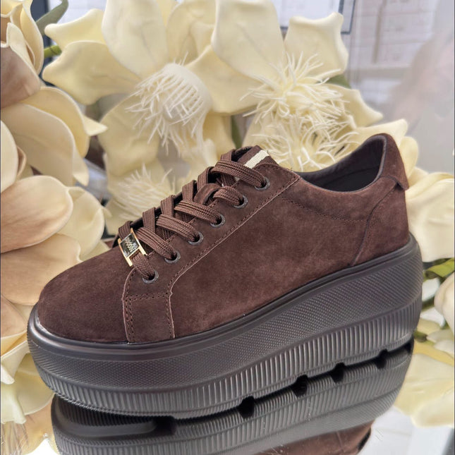 Czekoladowe sneakersy Good in